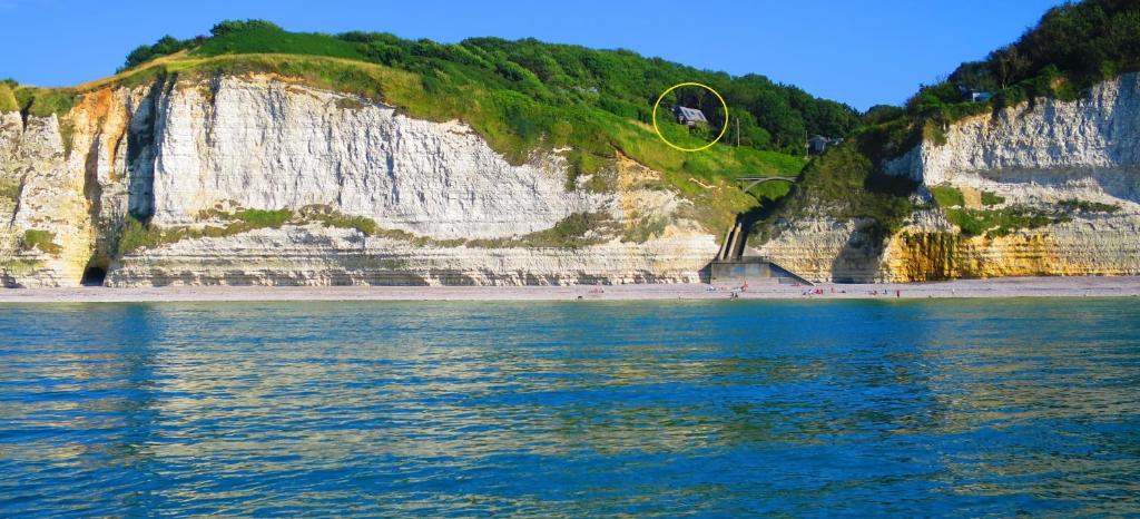 vista su una scogliera con spiaggia e acqua di Le Bout du Monde a Saint-Léonard