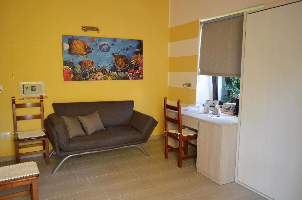 ein Wohnzimmer mit einem Sofa und einem Tisch in der Unterkunft Relax nel Centro Storico in San Nicola Arcella