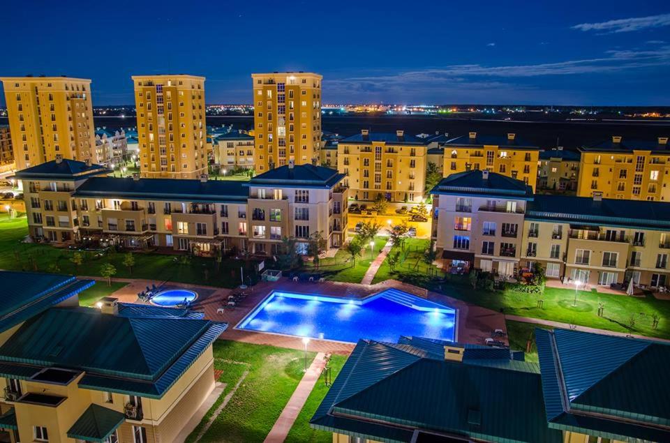 O vedere a piscinei de la sau din apropiere de Luxury apartment with pool in North Bucharest