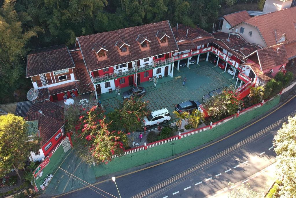 une vue aérienne d'une maison avec une cour dans l'établissement Pousada Venezia, à Santo Antônio do Pinhal