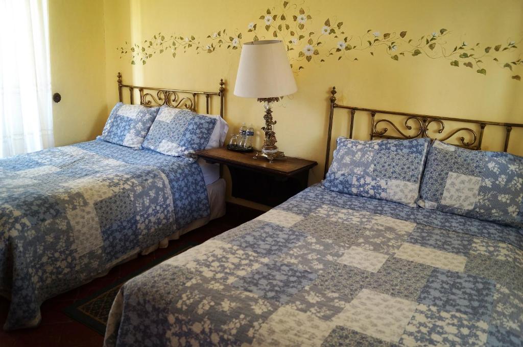 Una cama o camas en una habitación de La Casa Azul Huasca & Restaurante La Terraza