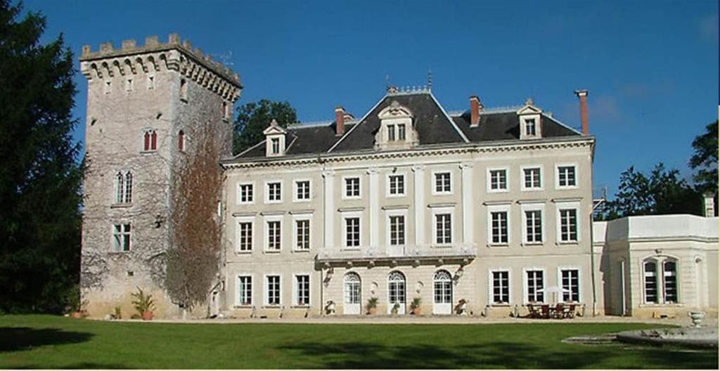 a large white building with a tower on top of it at Chateau d'Hordosse in Andiran