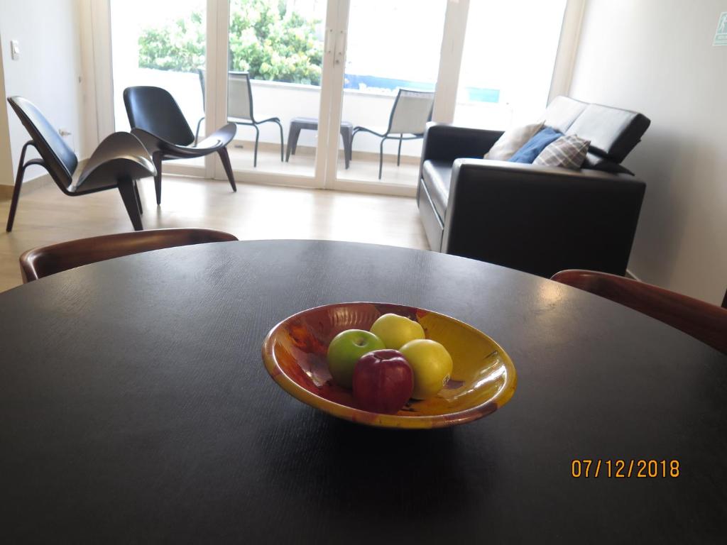 un bol de fruta sentado sobre una mesa en Tamarindo Centro Vip Apartment, en San Andrés