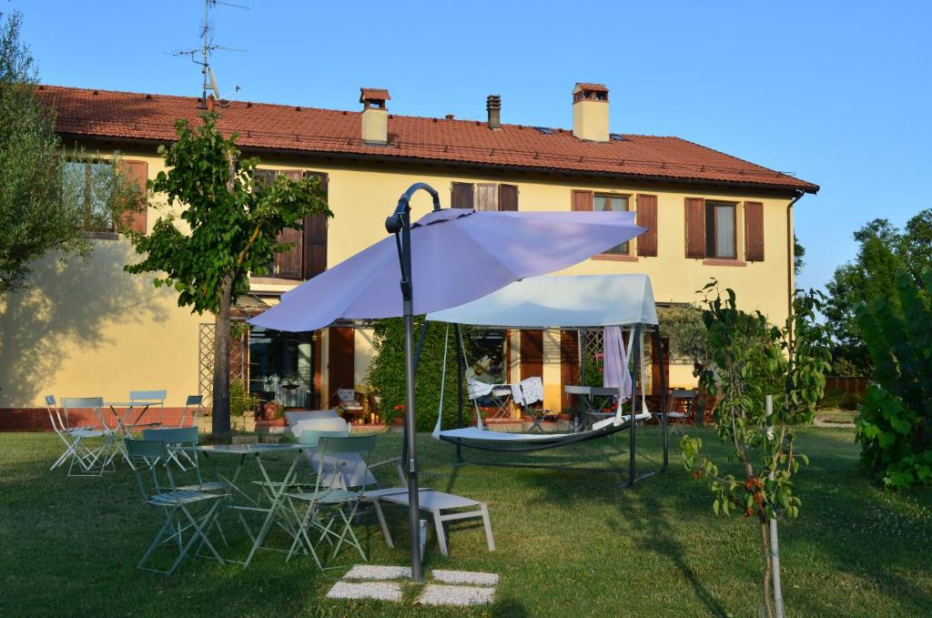 un paraguas blanco en el patio de una casa en Agriturismo Ca' di Mazza, en Monzuno