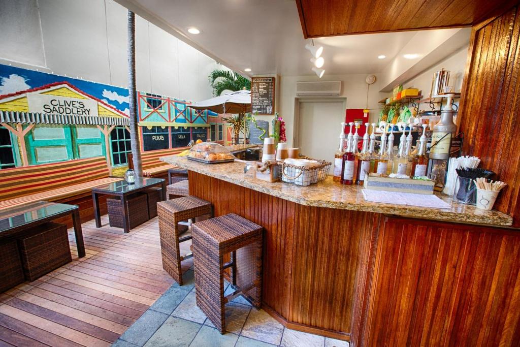 ein Restaurant mit einer Bar mit Barhockern an der Theke in der Unterkunft The Equus in Honolulu