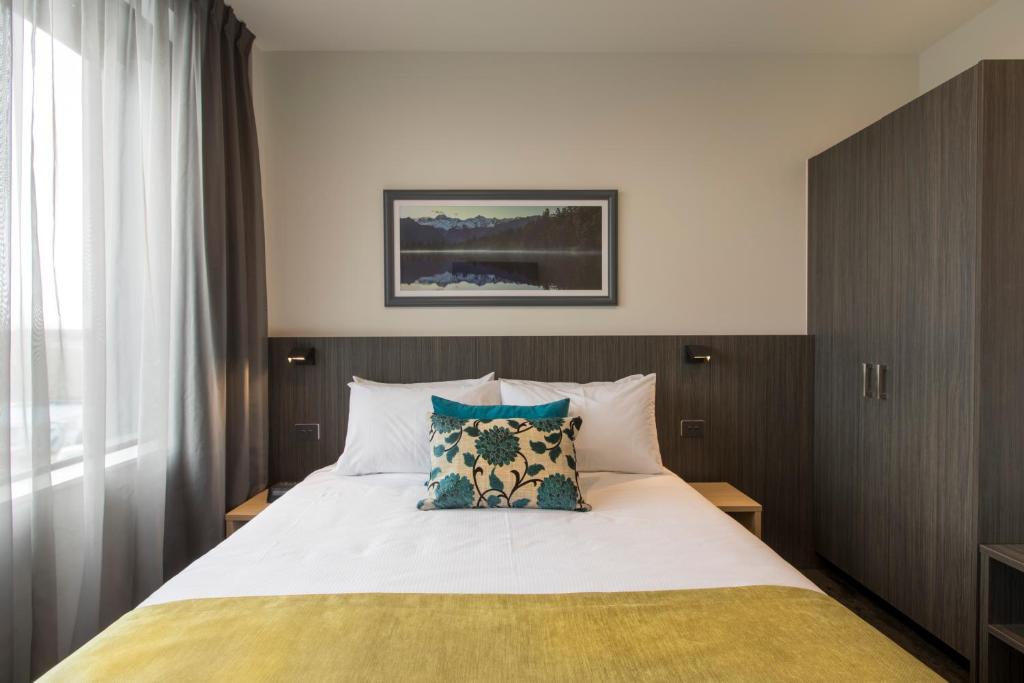 Postel nebo postele na pokoji v ubytování Quest on Manchester Serviced Apartments