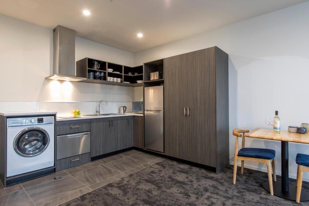 Kuchyň nebo kuchyňský kout v ubytování Quest on Manchester Serviced Apartments