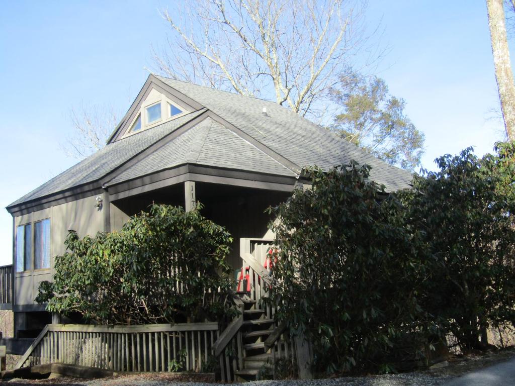 una casa con techo de gambrel con una escalera en la parte delantera en Mossy Creek 117 Home en Sugar Mountain