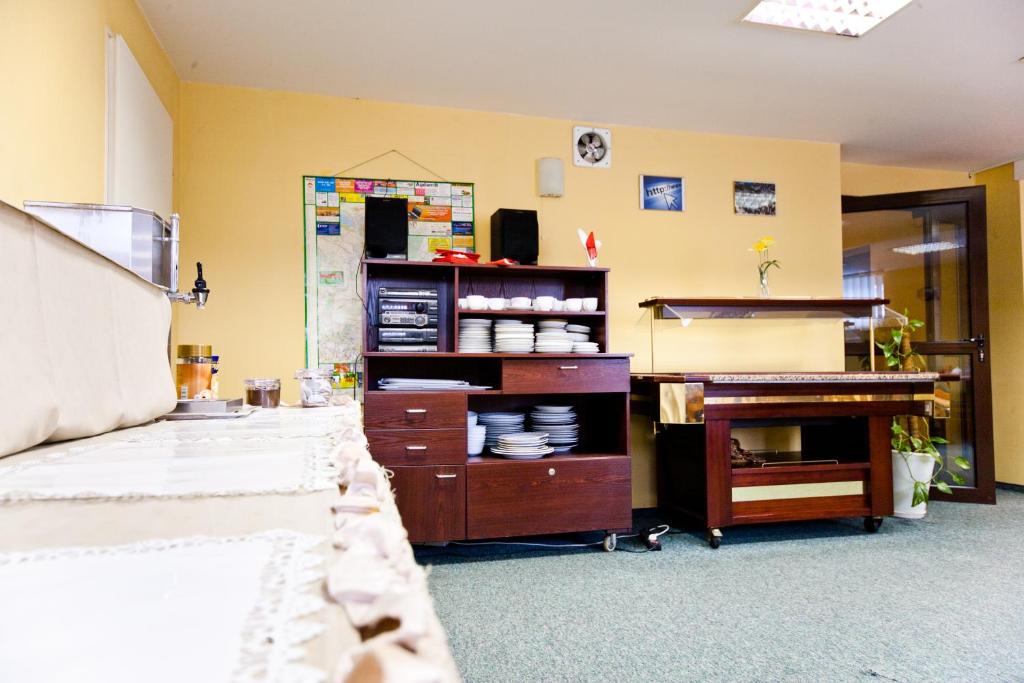 Televízia a/alebo spoločenská miestnosť v ubytovaní Hostel Malinowski City