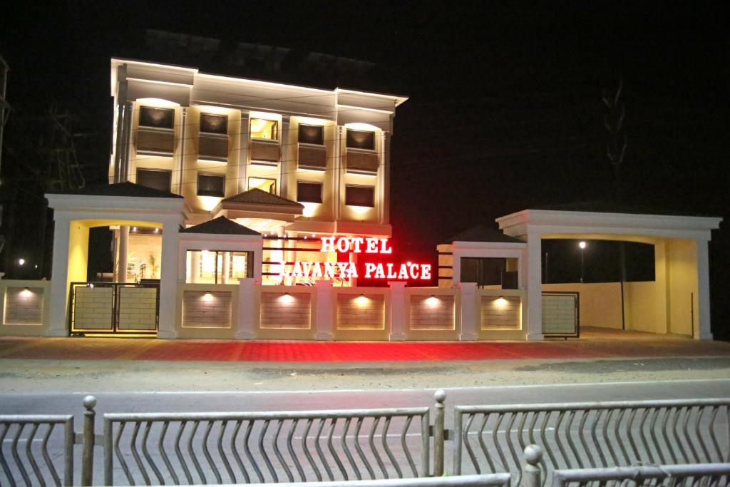 een hotel met een neonbord voor een gebouw bij Hotel Lavanya Palace in Ratlām