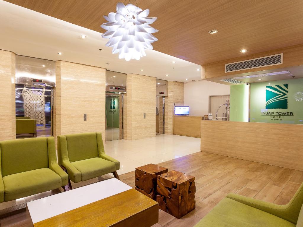 Posezení v ubytování Injap Tower Hotel