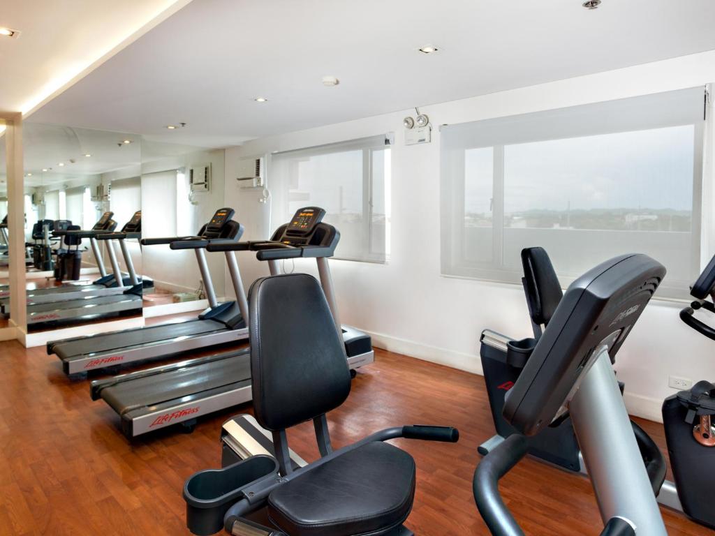 Fitness centrum a/nebo fitness zařízení v ubytování Injap Tower Hotel