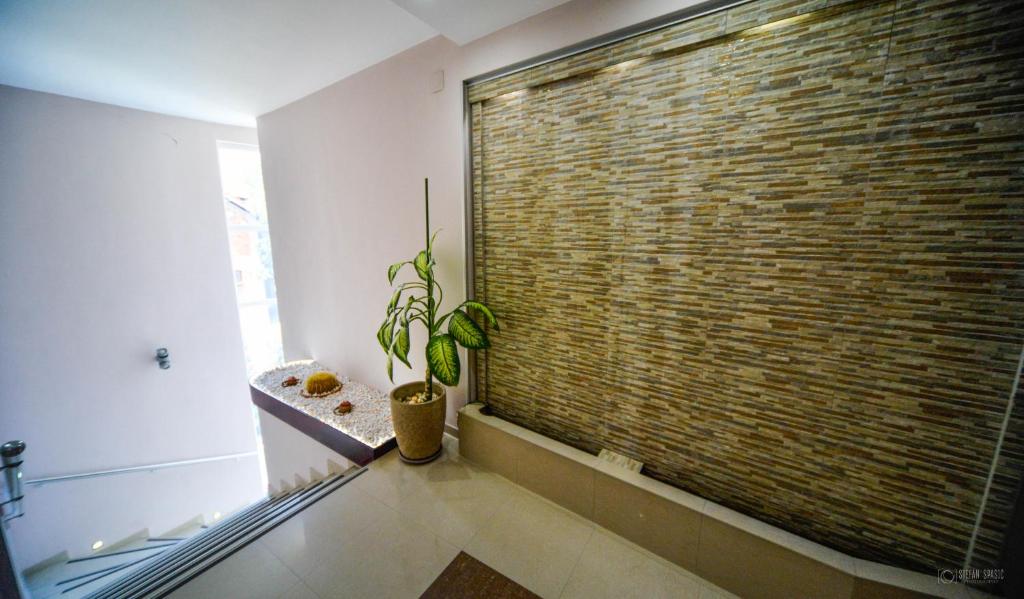 Uma casa de banho em Garni Hotel 018 In