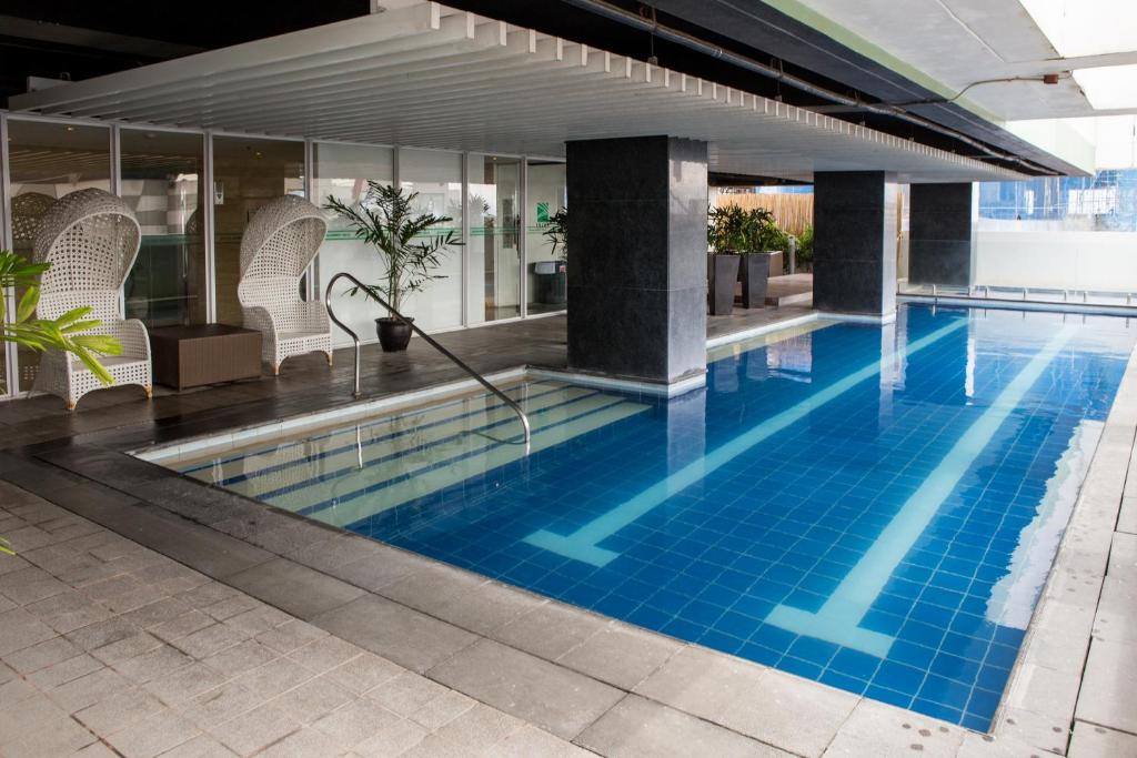 Bazén v ubytování Injap Tower Hotel nebo v jeho okolí