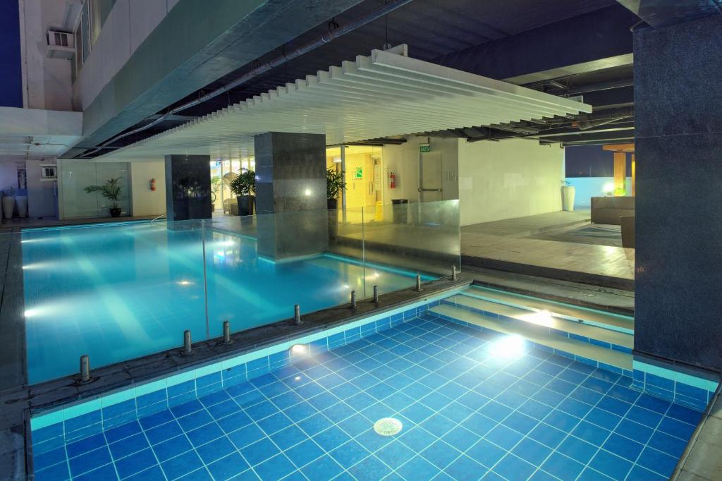 Bazén v ubytování Injap Tower Hotel nebo v jeho okolí