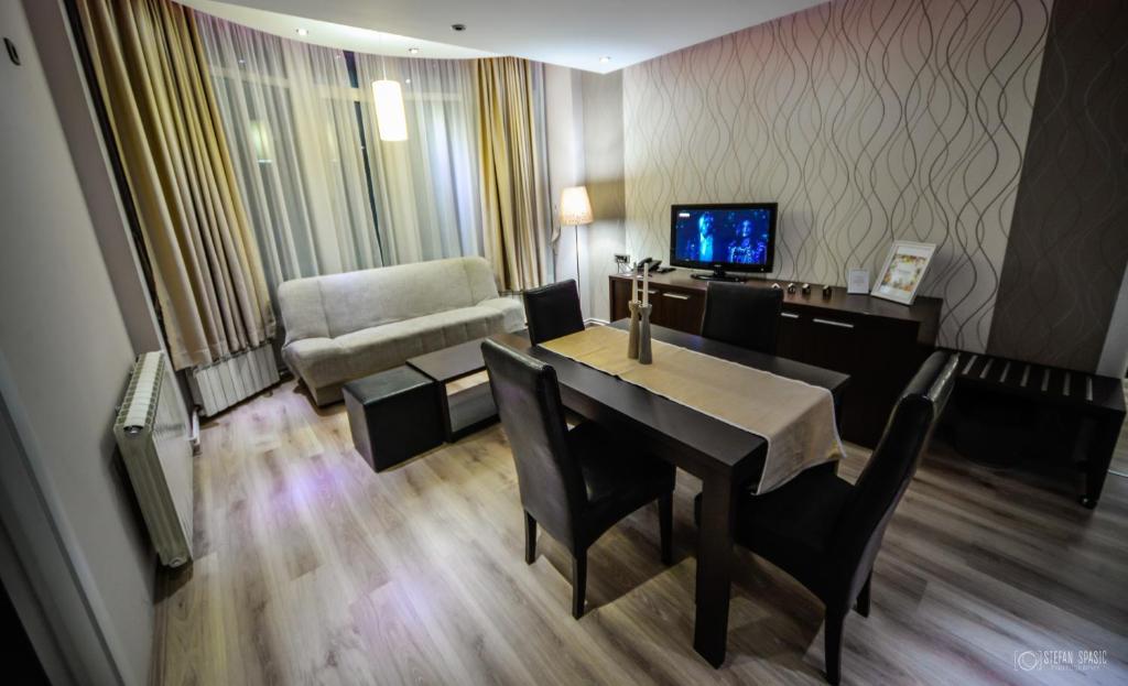 Uma televisão e/ou sistema de entretenimento em Garni Hotel 018 In