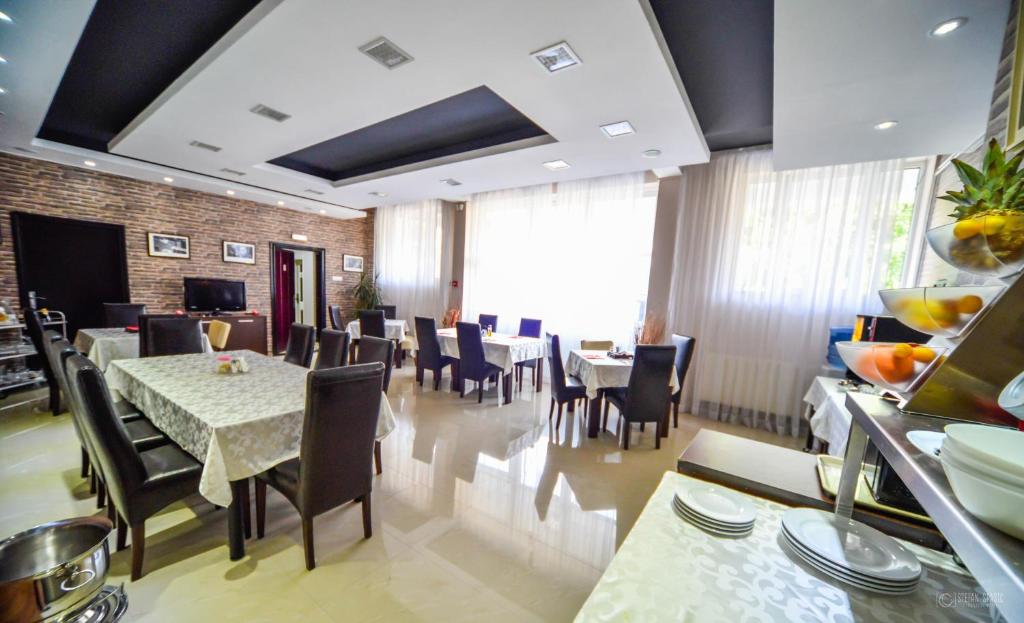 Um restaurante ou outro lugar para comer em Garni Hotel 018 In