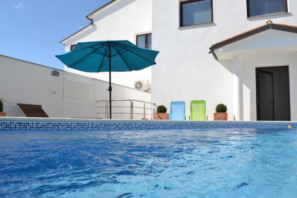 Bazén v ubytování Apartments Villa Holiday nebo v jeho okolí