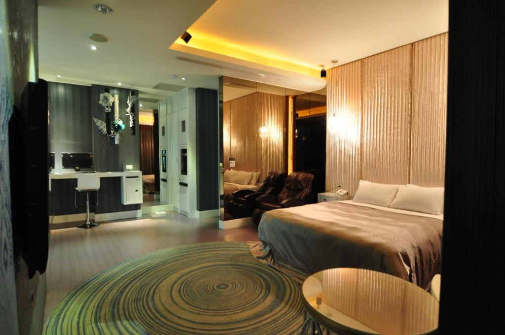 1 dormitorio con 1 cama y sala de estar en Qixing Jingpin Motel, en Ho-mei