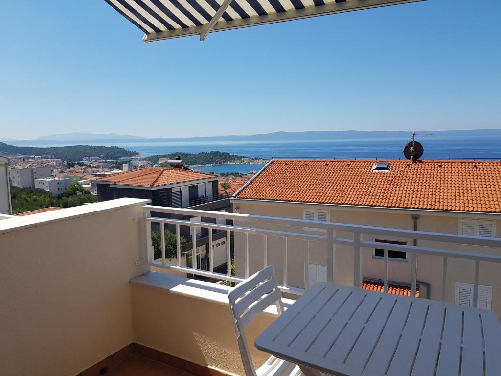 uma varanda com uma mesa e vista para o oceano em Apartment Ivanka em Makarska