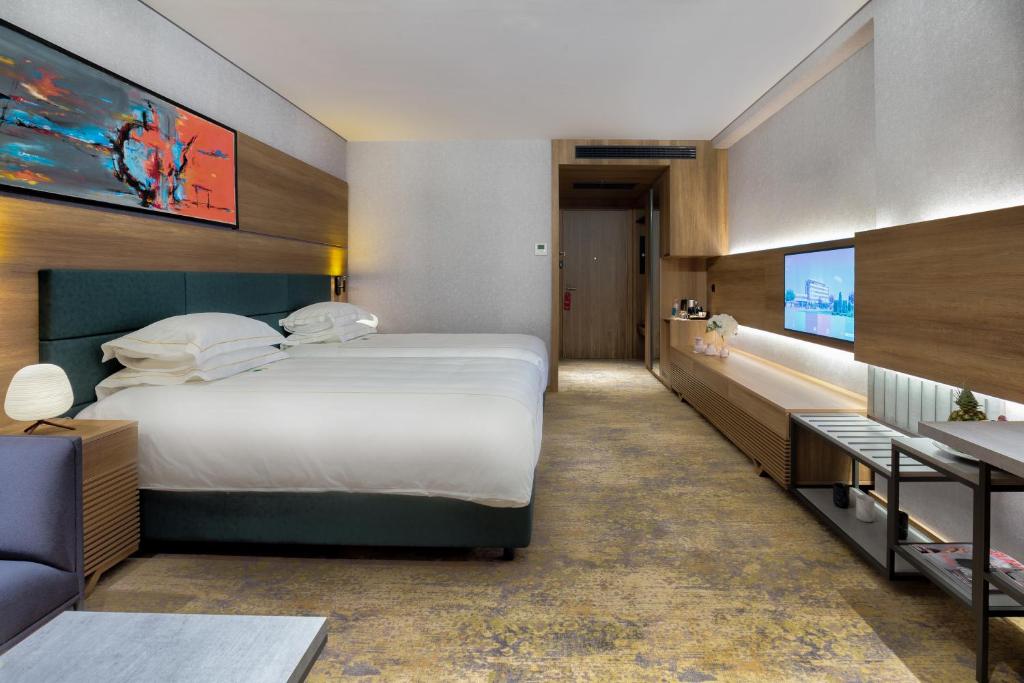 Postel nebo postele na pokoji v ubytování Emerald Hotel