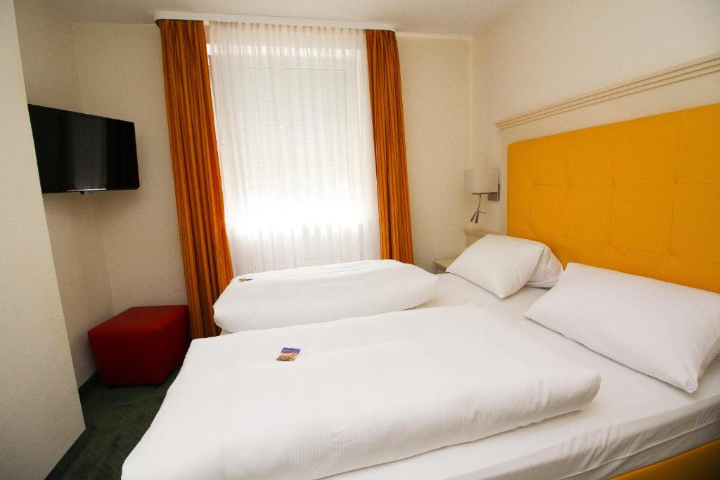 Postel nebo postele na pokoji v ubytování Hotel Leopold