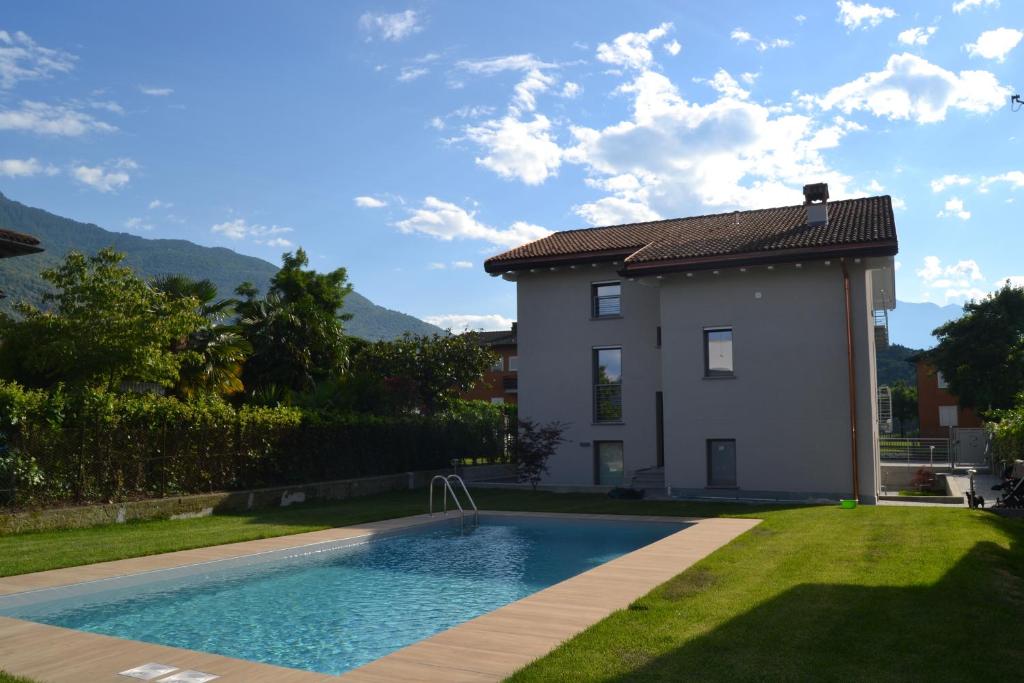 una casa con piscina en un patio en lido 3 con piscina, en Colico