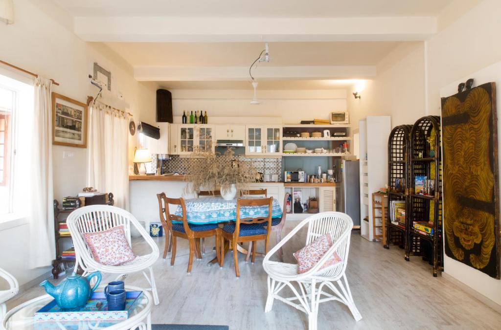 een keuken en eetkamer met een tafel en stoelen bij 5/4 - Calcutta's freshest BnB in Calcutta