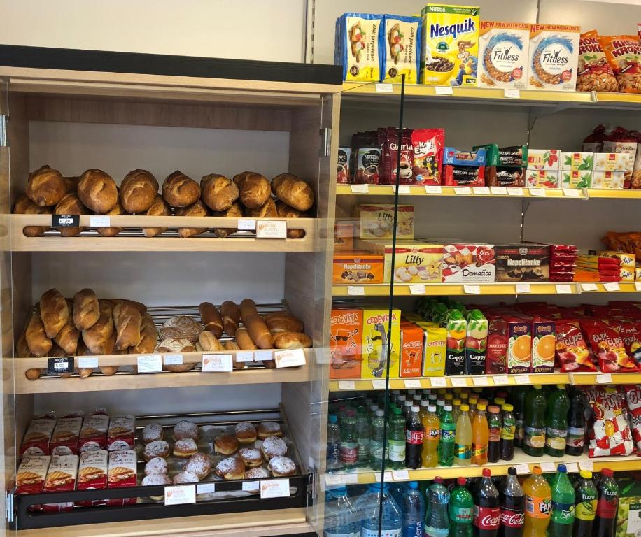 Supermarket nebo jiné obchody v  prázdninového areálu nebo okolí