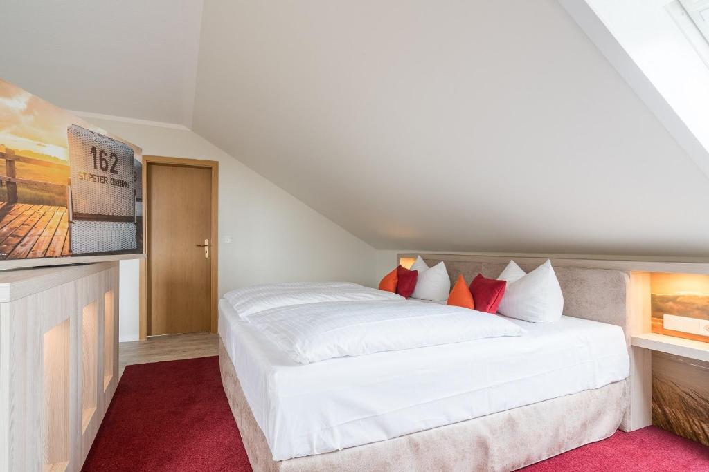 Postel nebo postele na pokoji v ubytování Hotel Garni Kölfhamm