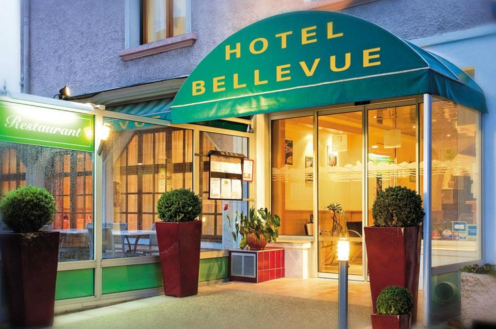 安錫的住宿－Logis - Hôtel Restaurant Bellevue Annecy，一间酒店前方的商店