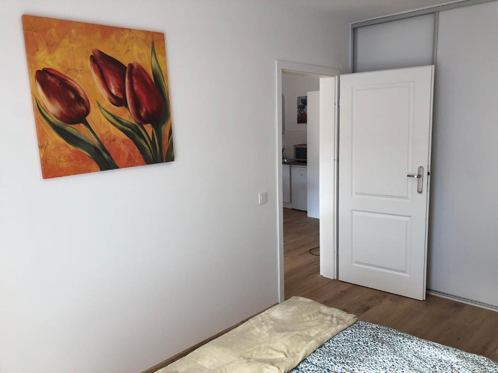 obraz czerwonych tulipanów na ścianie sypialni w obiekcie Apartament W KWIATKI:) Pogorzelica w Pogorzelicy
