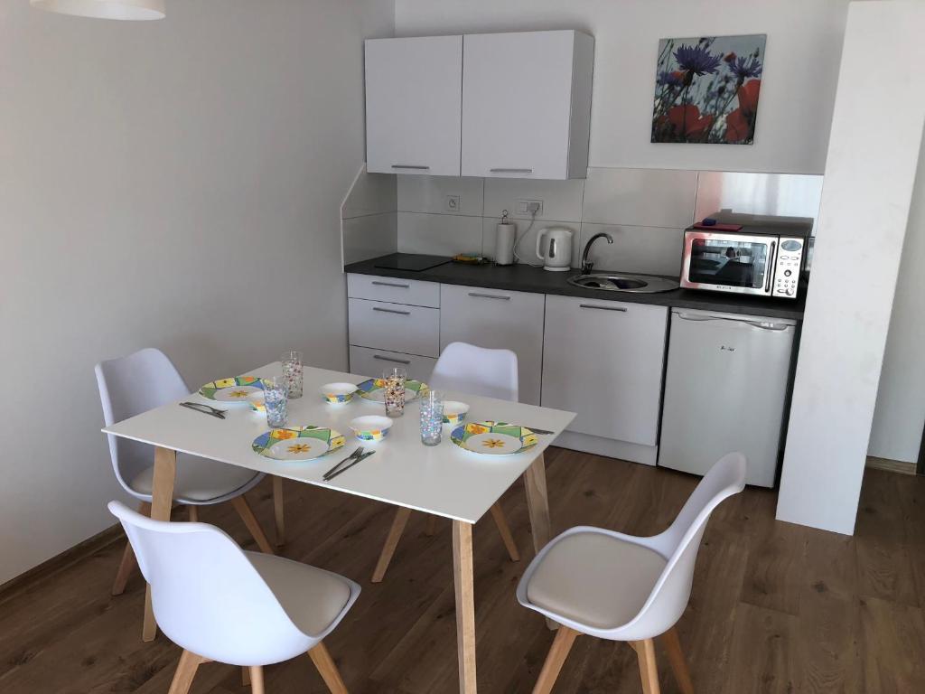 Kuchnia lub aneks kuchenny w obiekcie Apartament W KWIATKI:) Pogorzelica