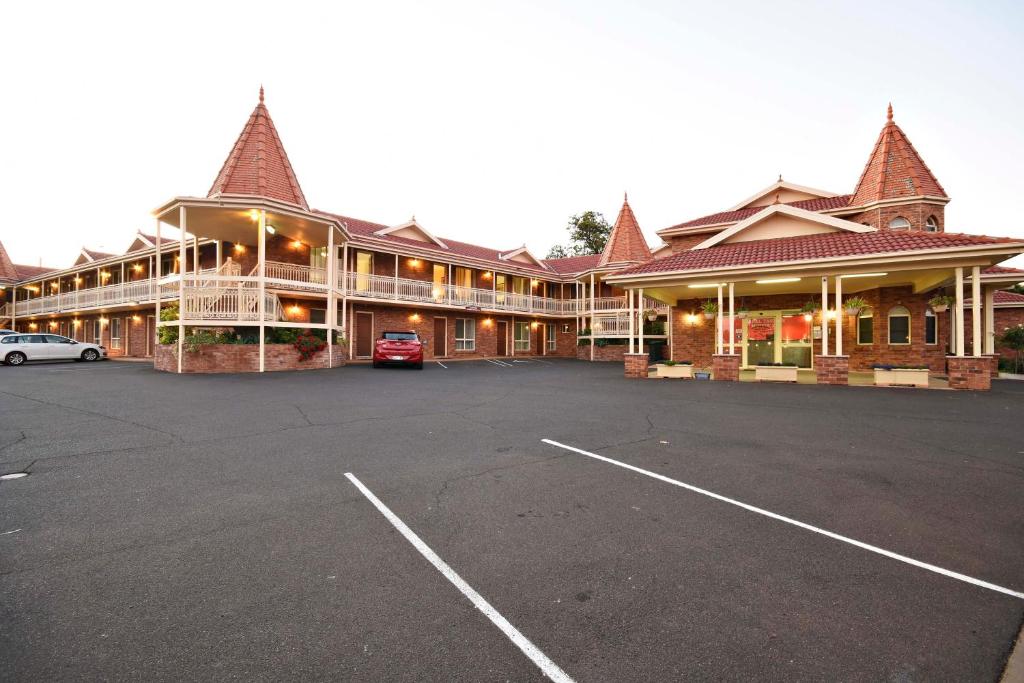 a large parking lot in front of a hotel at Abel Tasman Motor Inn in Dubbo