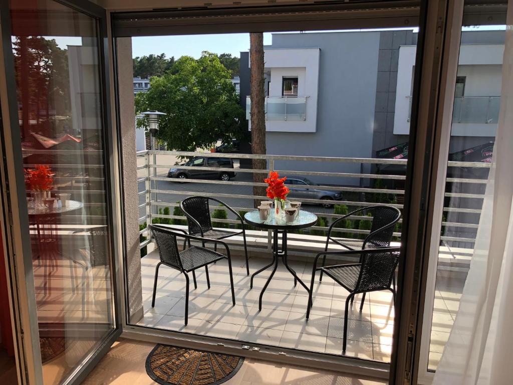 A balcony or terrace at Apartament W KWIATKI:) Pogorzelica