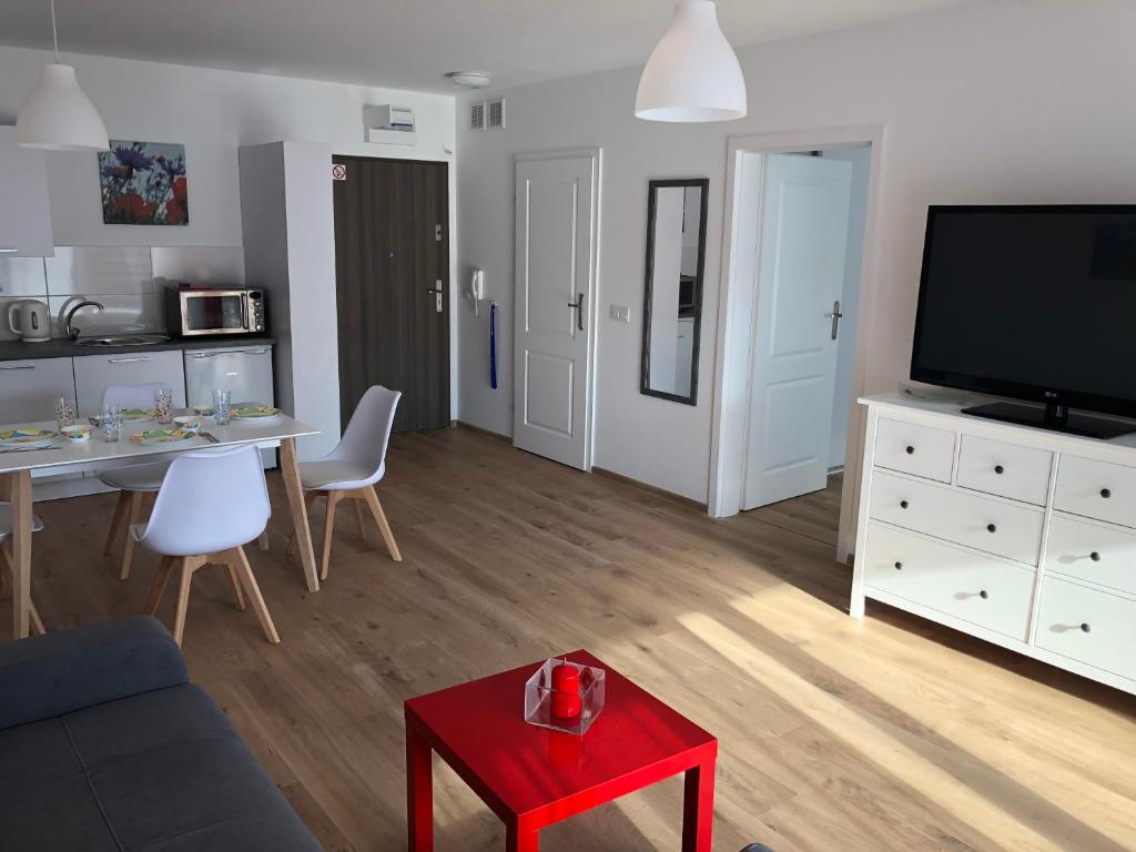 Telewizja i/lub zestaw kina domowego w obiekcie Apartament W KWIATKI:) Pogorzelica