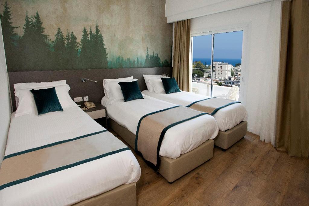 Postel nebo postele na pokoji v ubytování Pefkos City Hotel