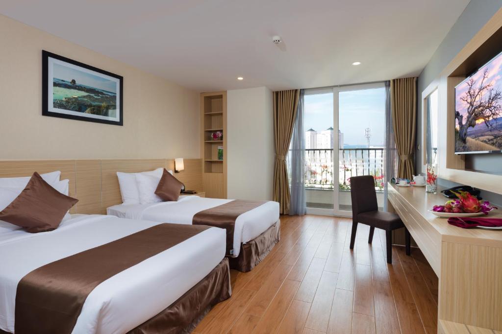 Senior Deluxe Double or Twin Room with Balcony & City - Sea View