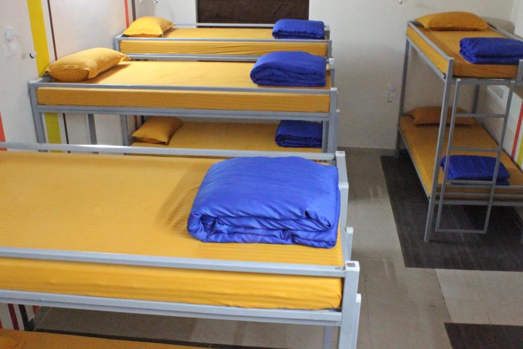 Uma cama ou camas num quarto em Gypsy Monkey