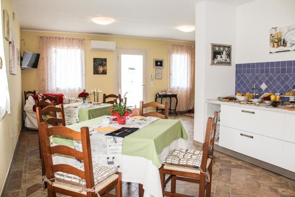 Televízia a/alebo spoločenská miestnosť v ubytovaní B&B al Doremi