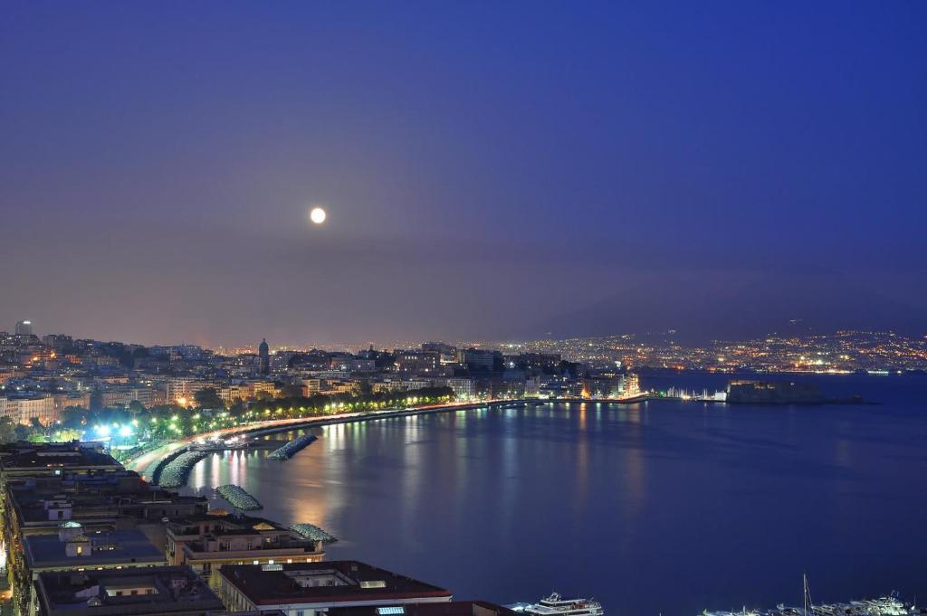 ナポリにあるGeco's Apartmentの月と夜の川の眺め