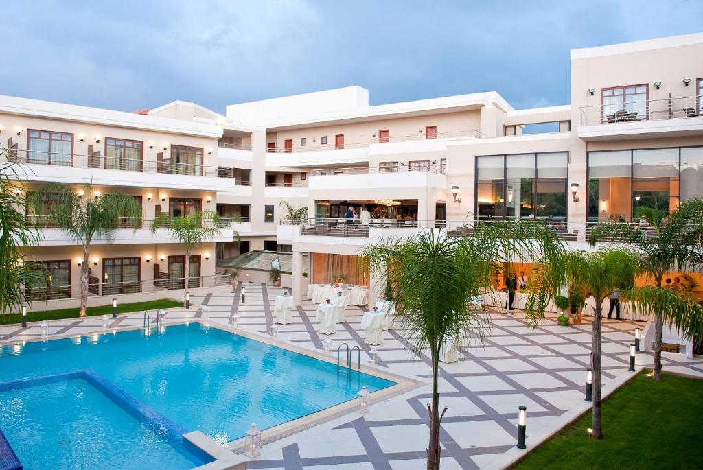 Bazén v ubytování Porto Platanias Beach Resort & Spa nebo v jeho okolí