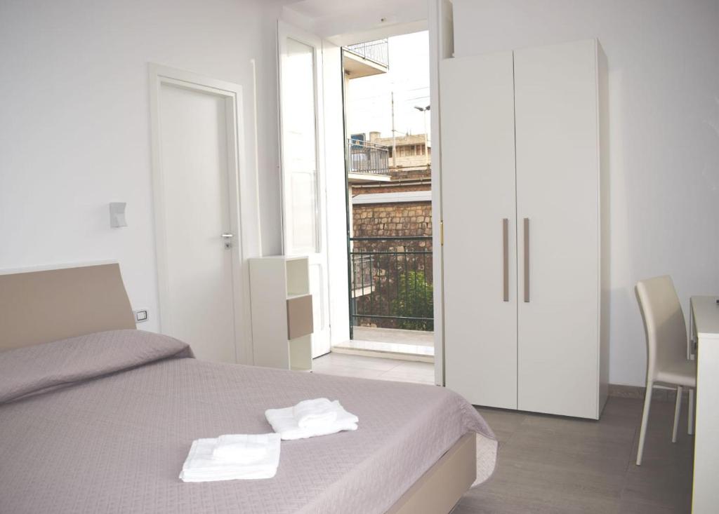 sypialnia z łóżkiem z dwoma ręcznikami w obiekcie Il Borgo w mieście Paola