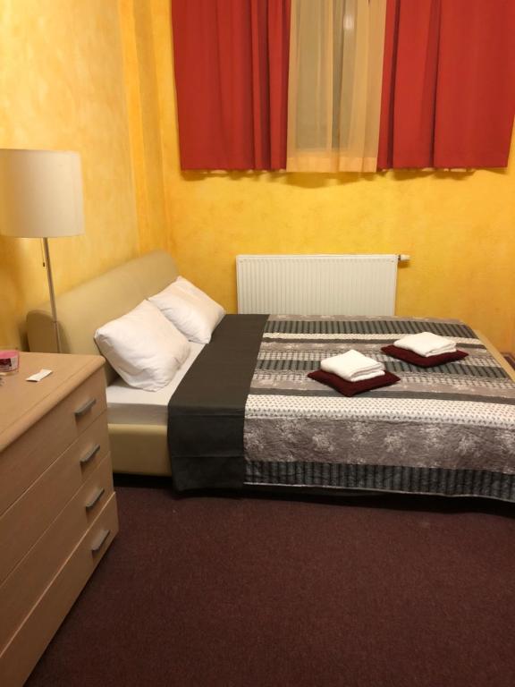 塞札納的住宿－Motel Sofia，一间卧室配有一张床,上面有两条毛巾