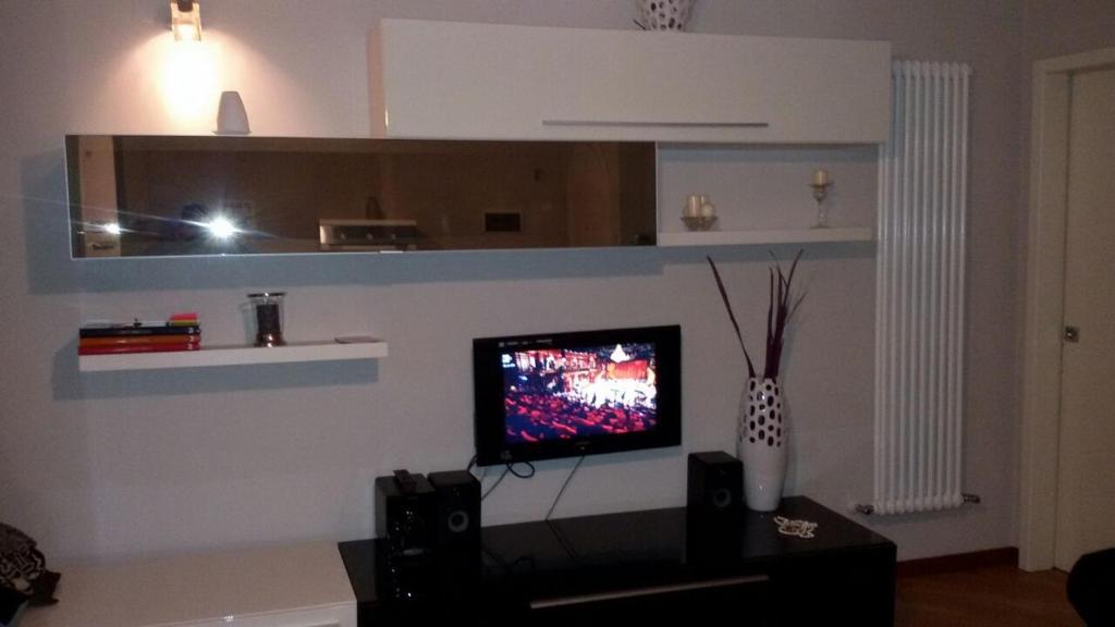 Televízia a/alebo spoločenská miestnosť v ubytovaní Appartamento centro Firenze