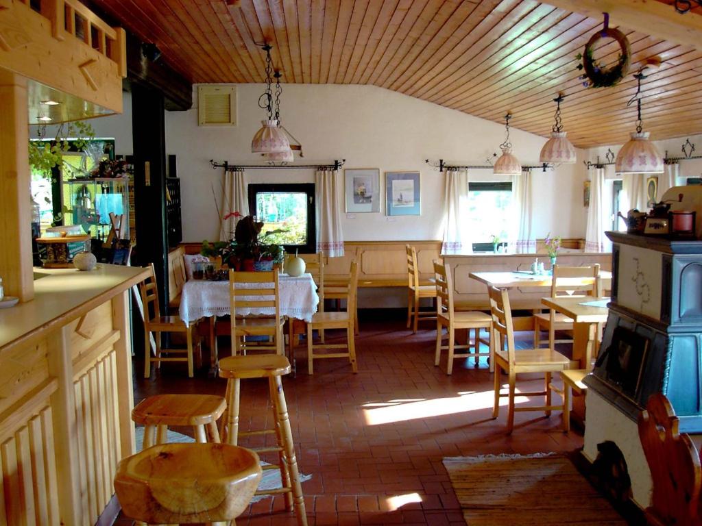 Restoran või mõni muu söögikoht majutusasutuses Weingut Schlafgut Genussgut Lorenz