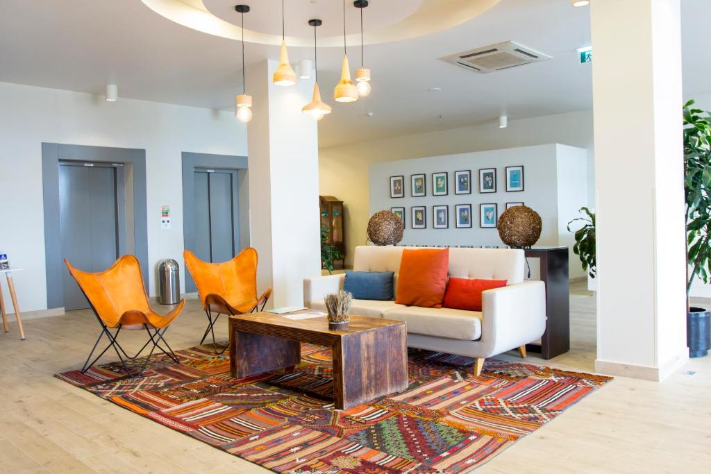 a living room with a couch and chairs at Star inn Peniche in Peniche