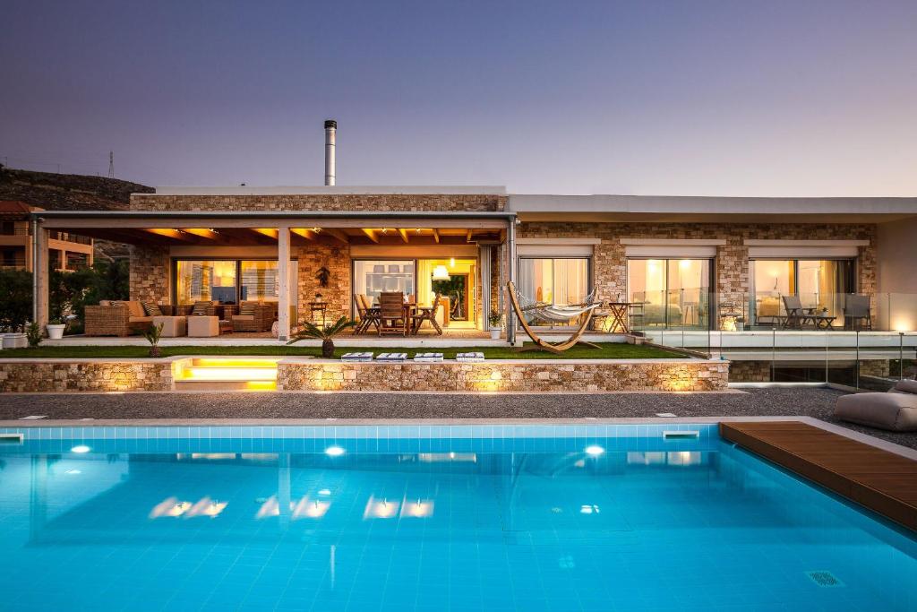 コッキニ・カニオンにあるPremium SeaView Villa GG with Private Pool, Sauna and Gymの家の前にスイミングプールがある家