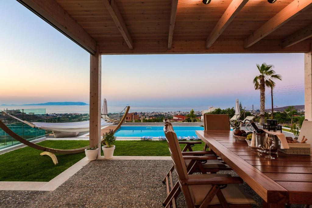 Bazén v ubytovaní Premium SeaView Villa GG with Private Pool, Sauna and Gym alebo v jeho blízkosti