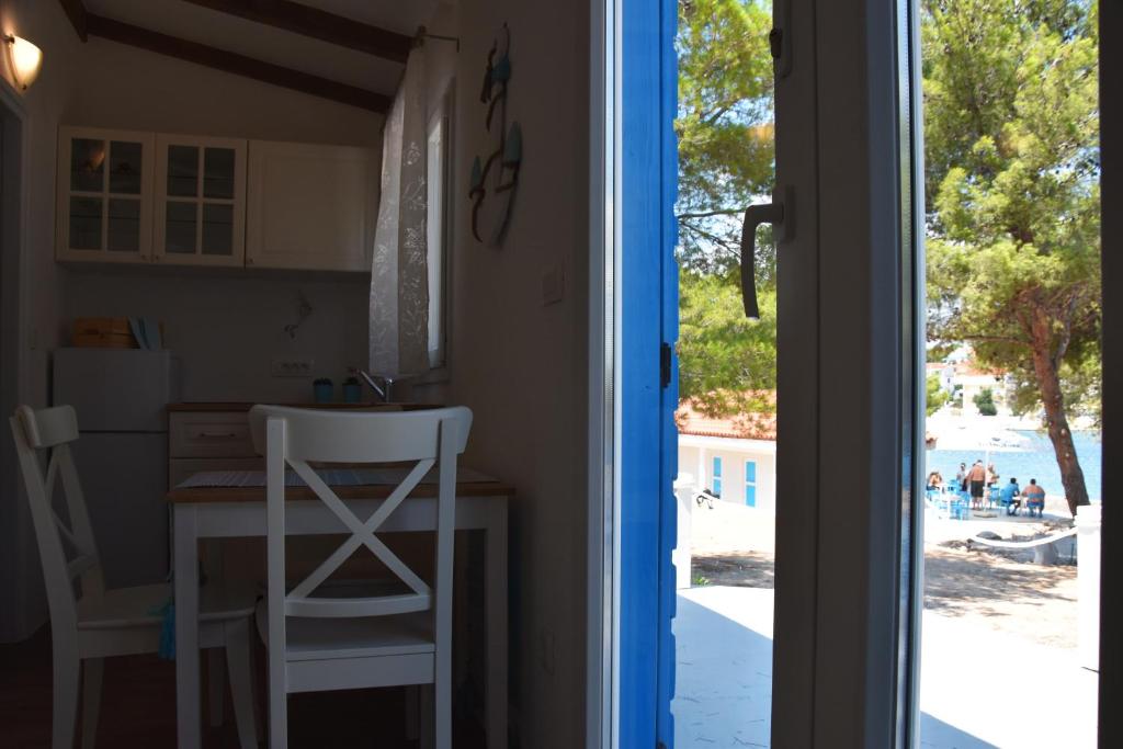 una cocina con vistas a la playa a través de una puerta en Levantara en Jezera